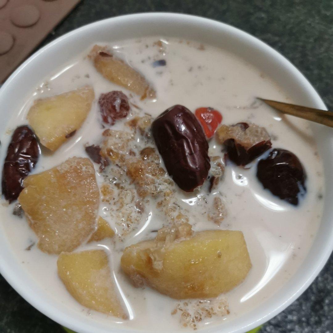 《桃胶皂角米雪燕银耳牛奶羹》据说一碗等于敷30片面膜的功效