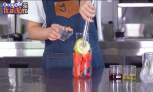 网红饮品【石榴鲜果茶】的做法，超级简单！的做法 步骤1