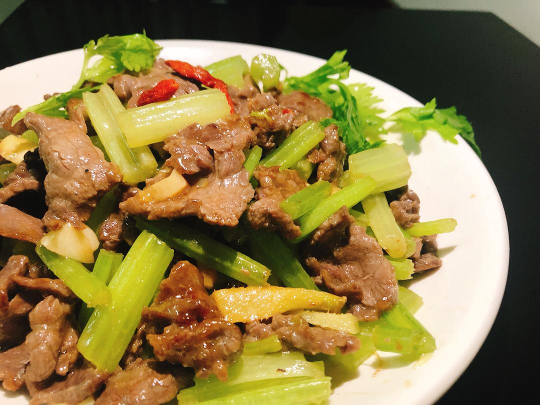 香芹炒牛肉（牛肉嫩滑的关键步骤的做法