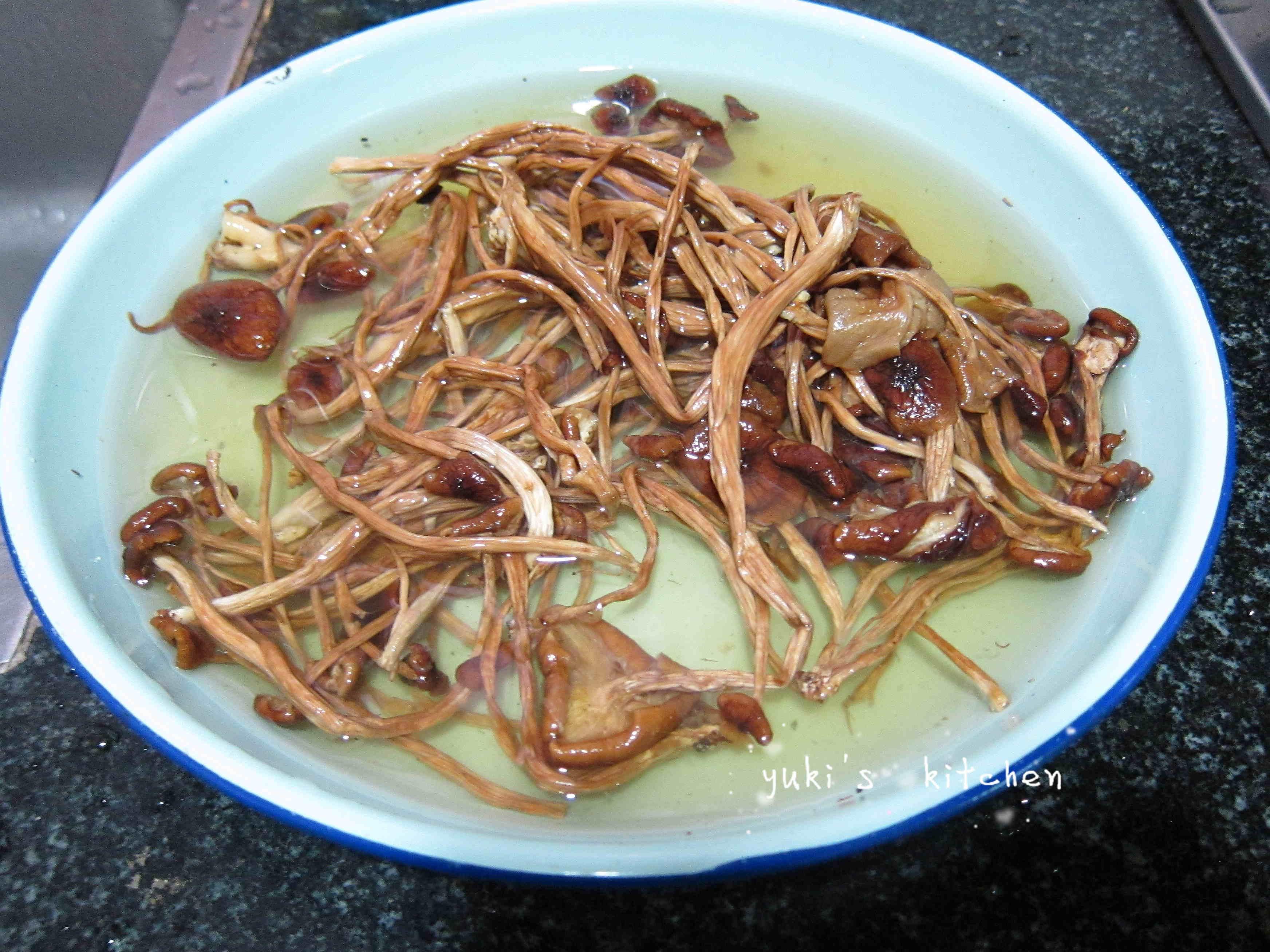 茶树菇煲鸡汤的做法 步骤3