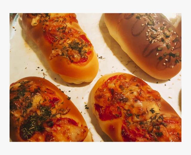 肉松小餐包（两种口味：沙拉白芝麻香葱+番茄酱芝士欧芹披萨草）的做法
