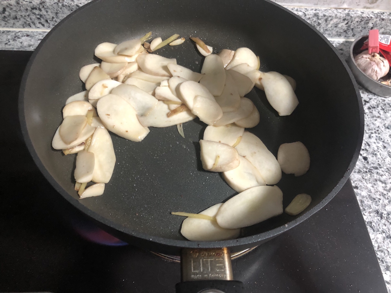 杏鲍菇炒牛肉的做法 步骤3