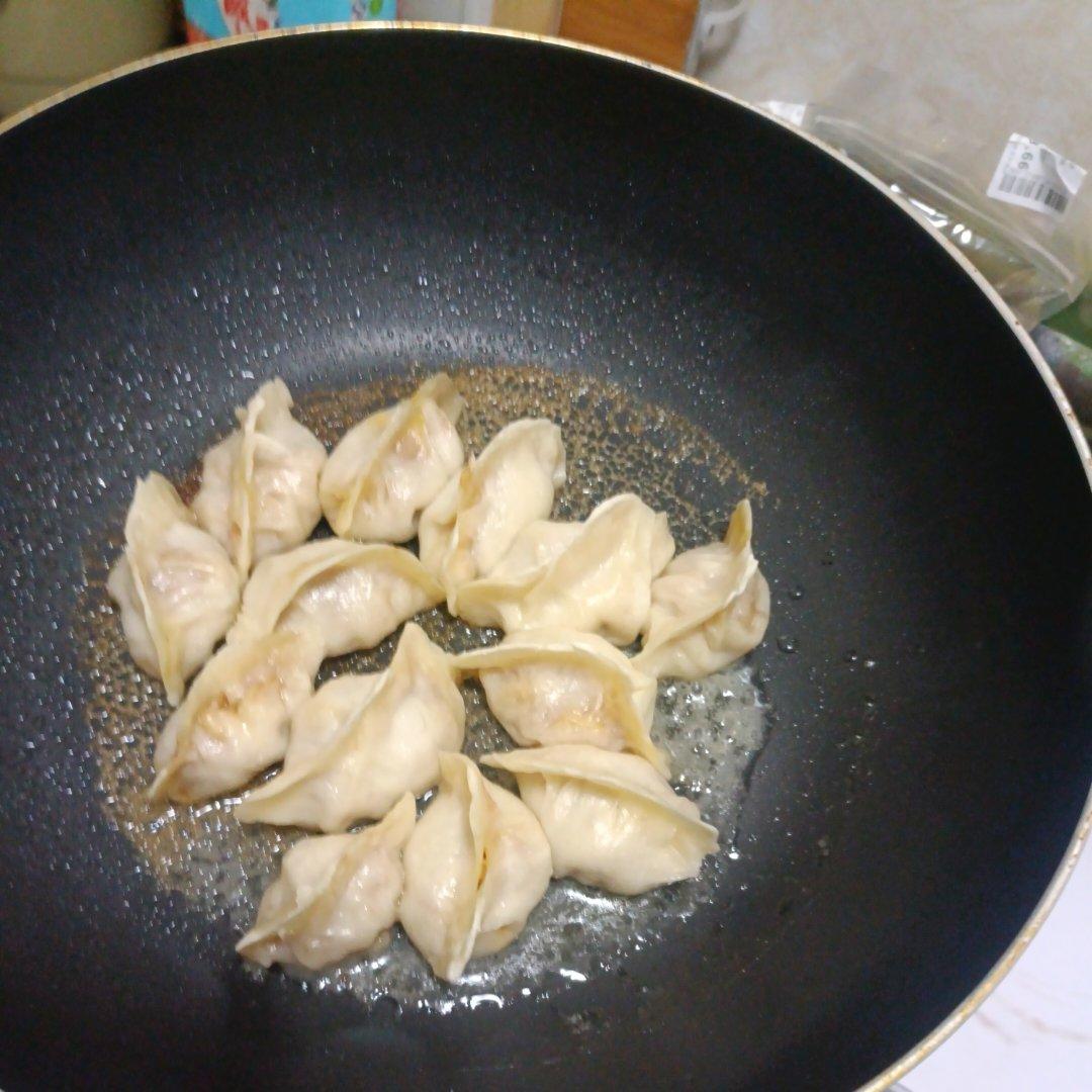 冰箱冷冻水饺做煎饺