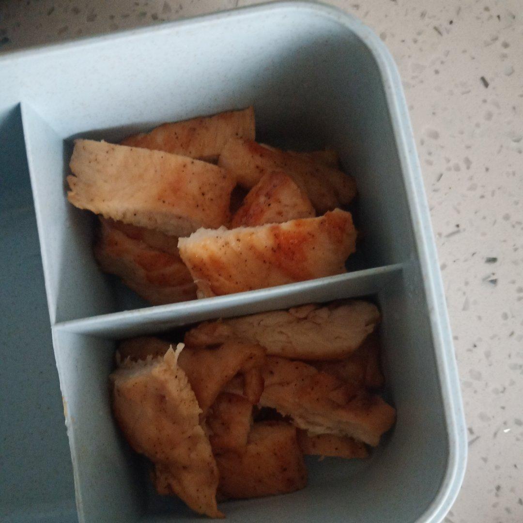 香煎鲜嫩多汁的黑椒鸡胸肉