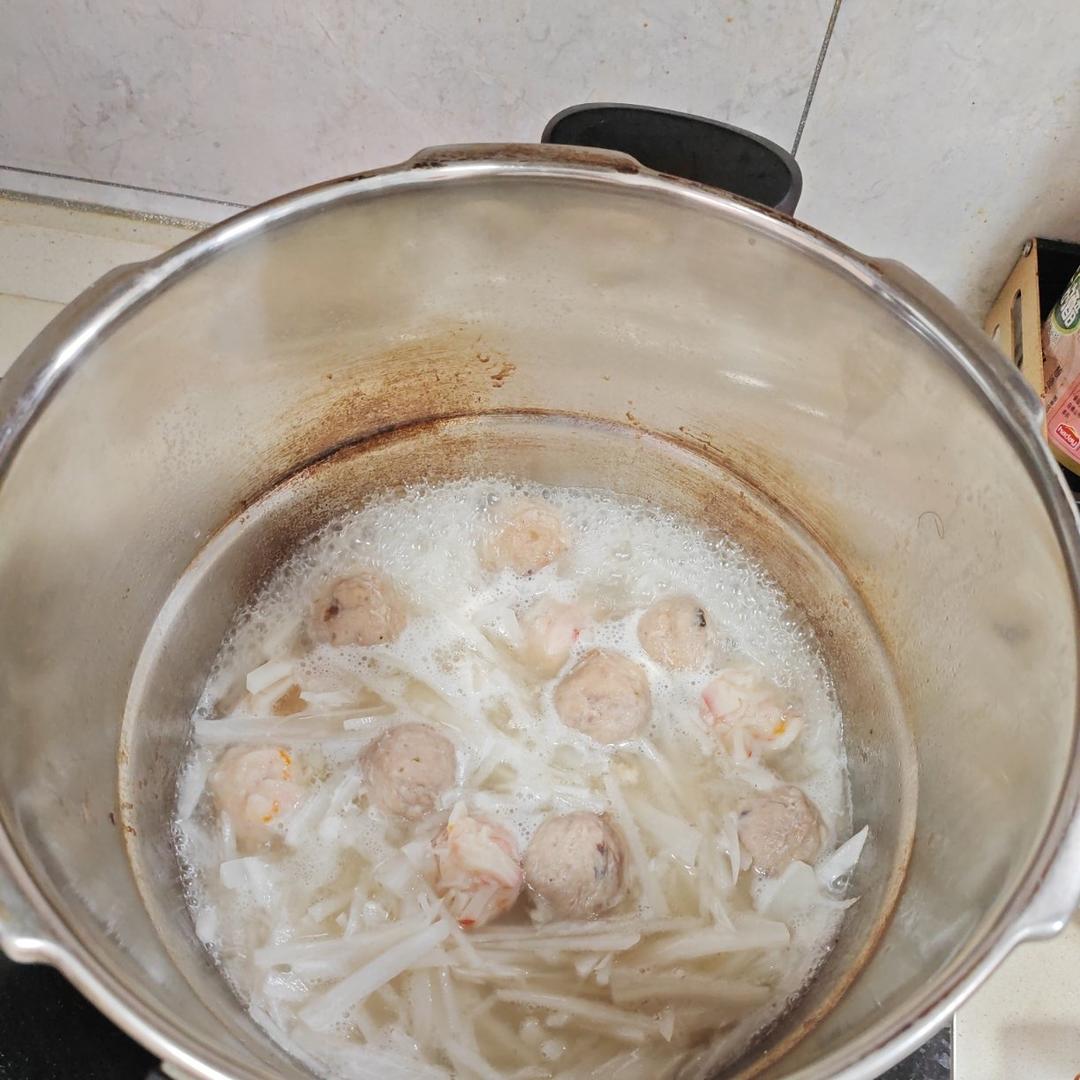 一碗清甜鲜美的萝卜丝肉丸汤