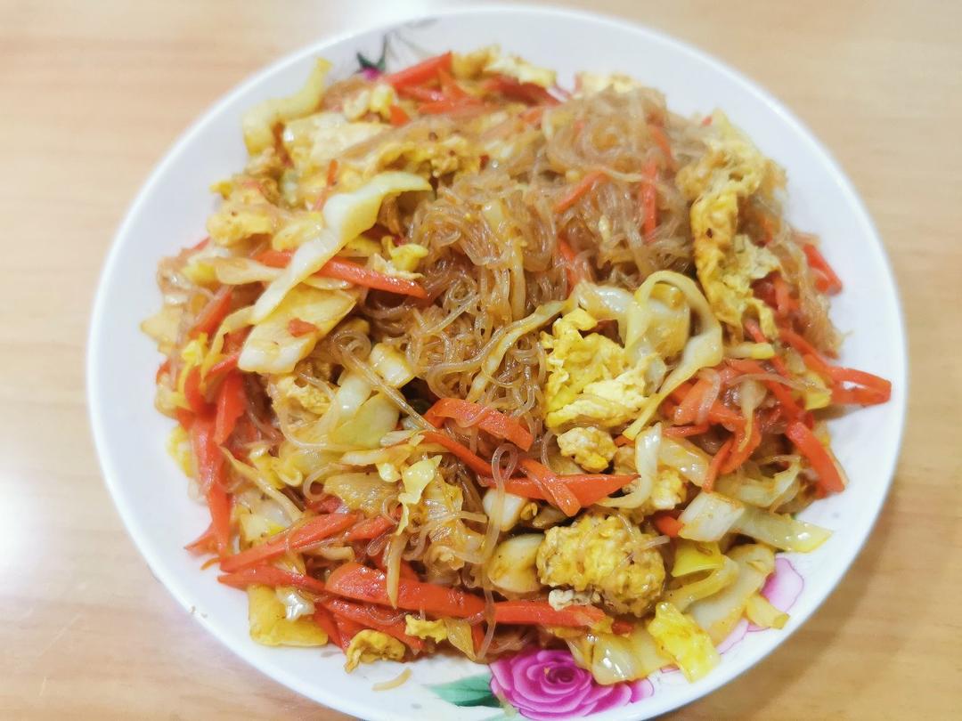 看似普通却超级下饭的圆白菜炒粉丝