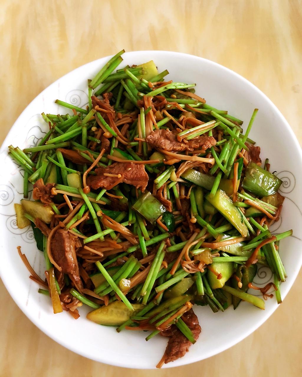 雯雯田田做的芦蒿炒肉丝