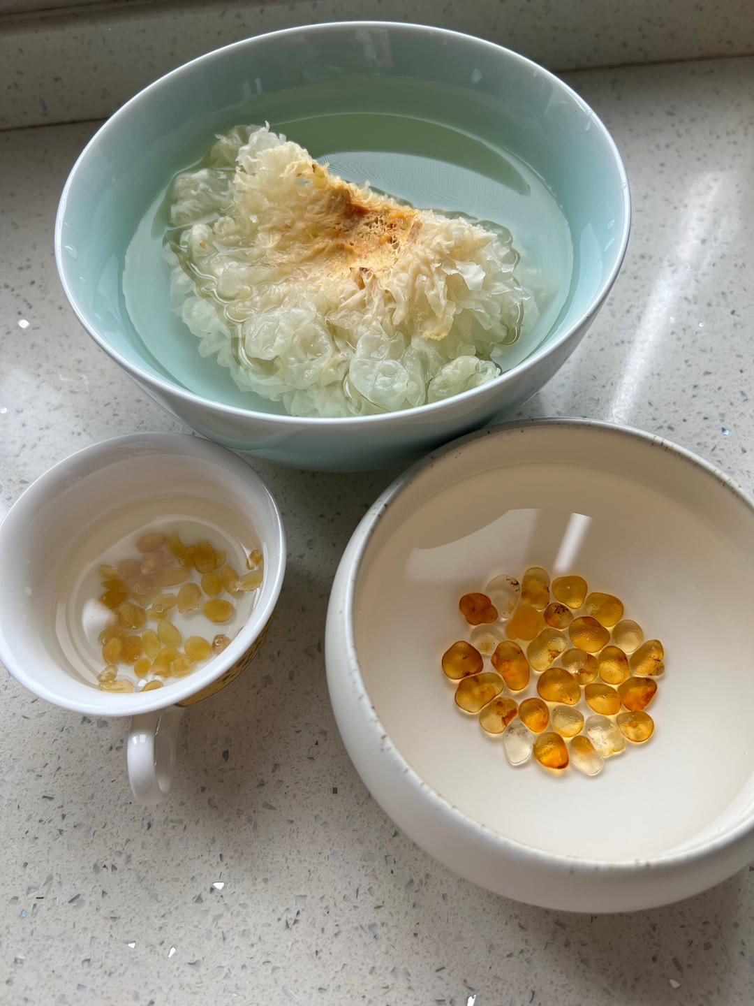 银耳桃胶皂角米雪燕羹