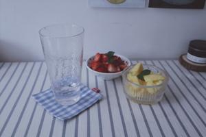 可盐可甜草莓菠萝气泡水的做法 步骤1