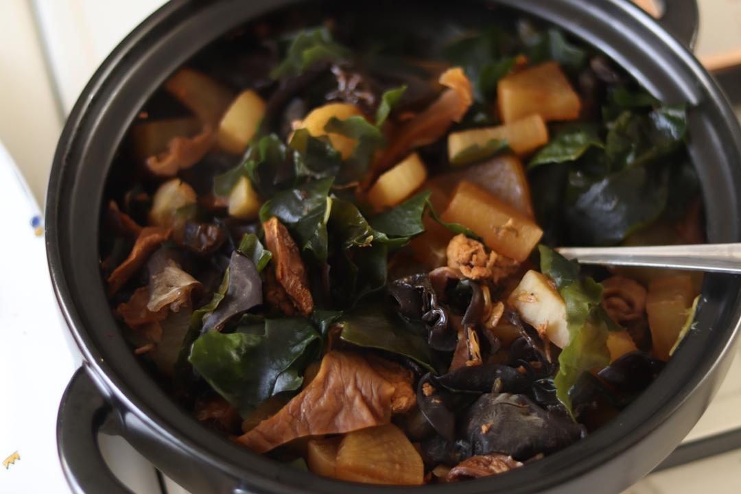 下饭的鸡肉裙带菜烧萝卜 | 健康·三餐