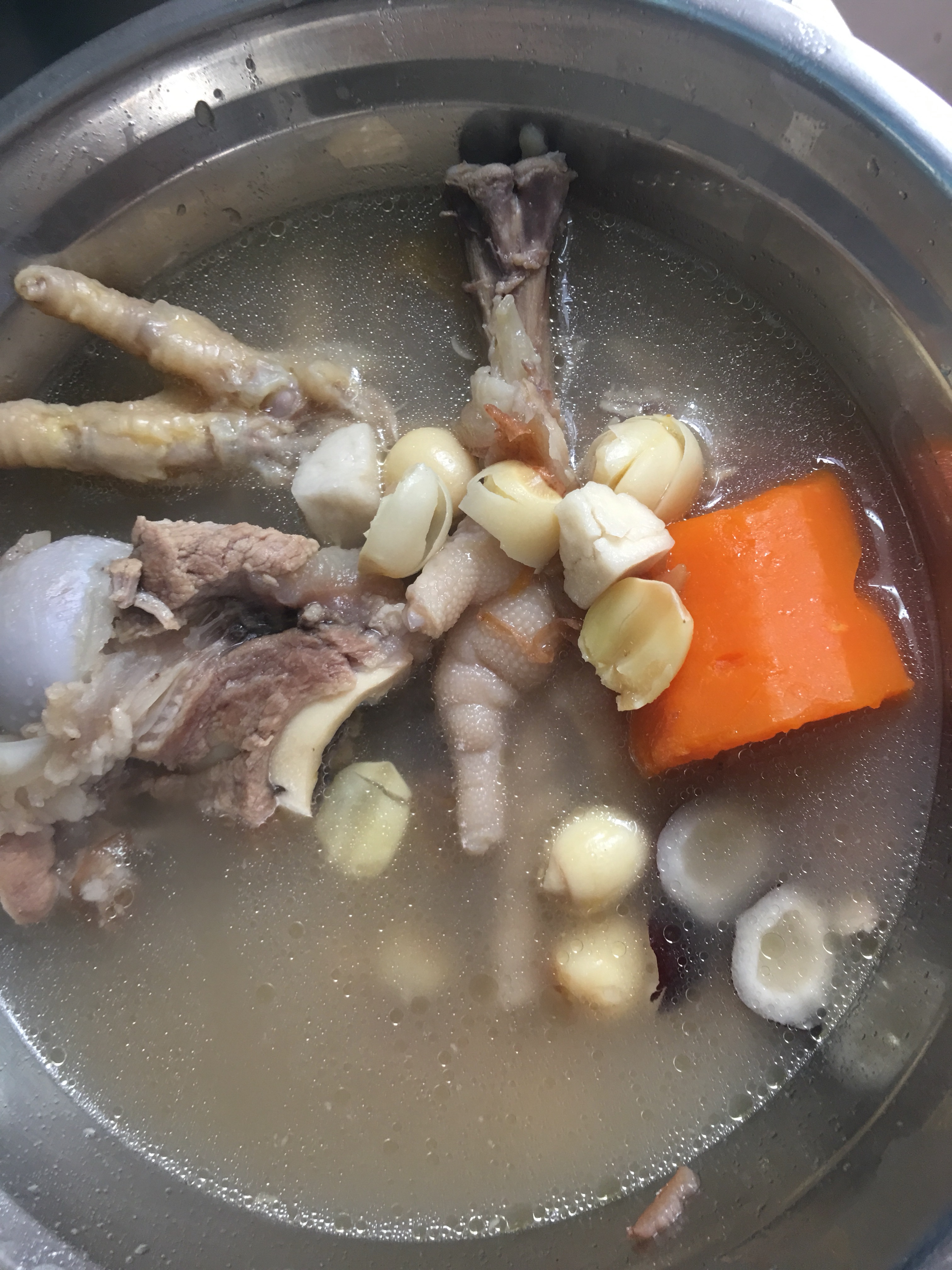 海椰皇猪骨鸡爪汤的做法 步骤8