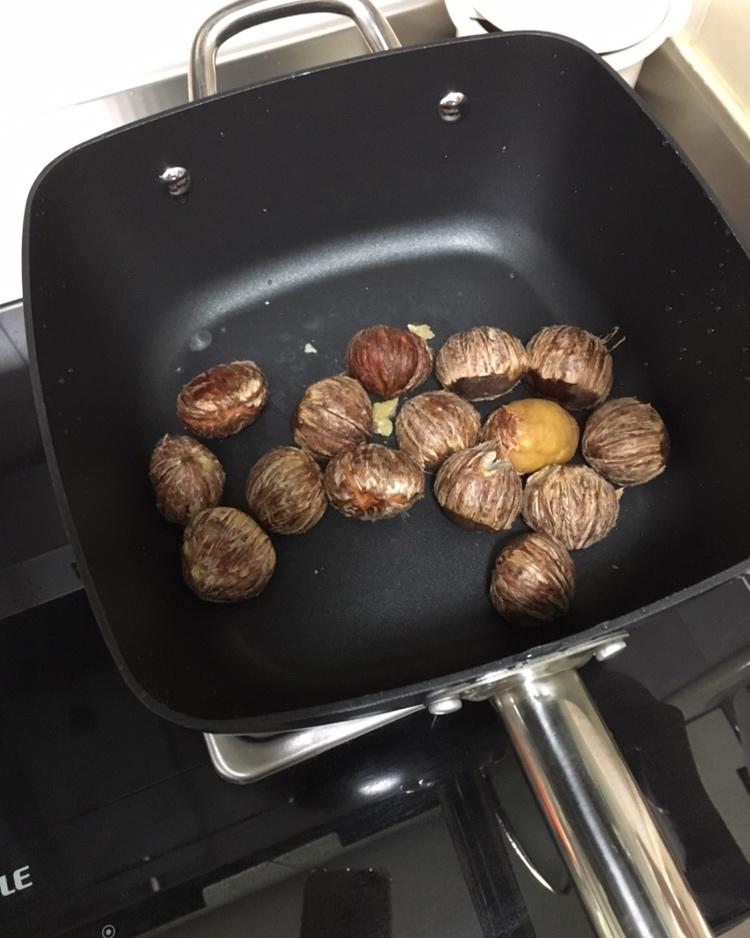 巧剥板栗皮的方法