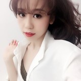 头戴小花的菇凉