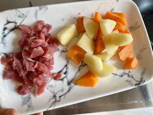 宝宝辅食🐂土豆胡萝卜牛肉焖饭的做法 步骤1