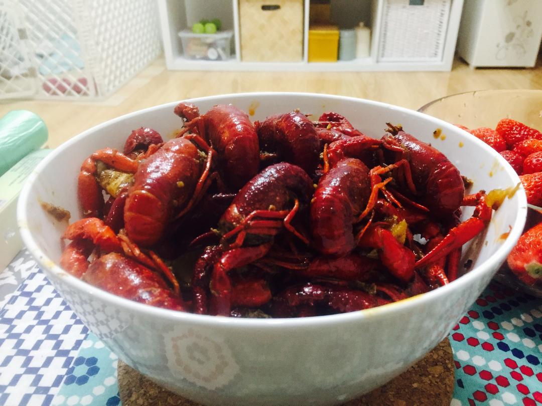 舔舔手指再来一只～啤酒十三香麻辣小龙虾