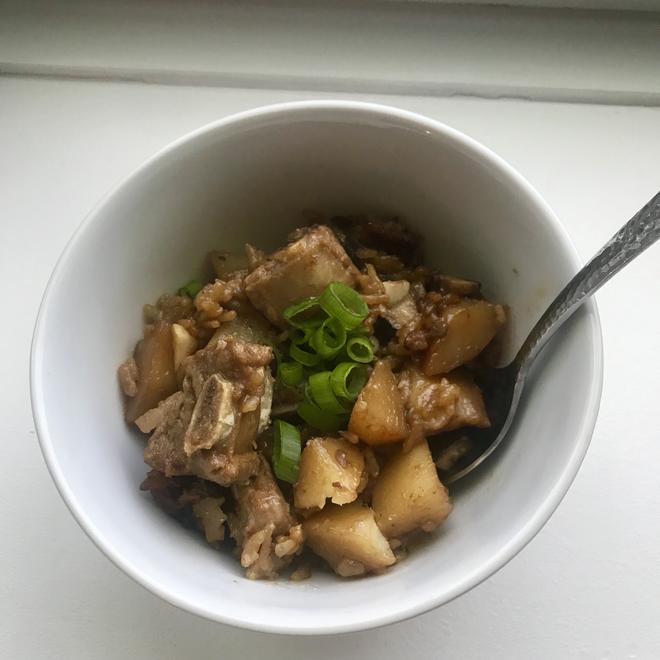 电饭煲版排骨土豆香菇焖饭的做法