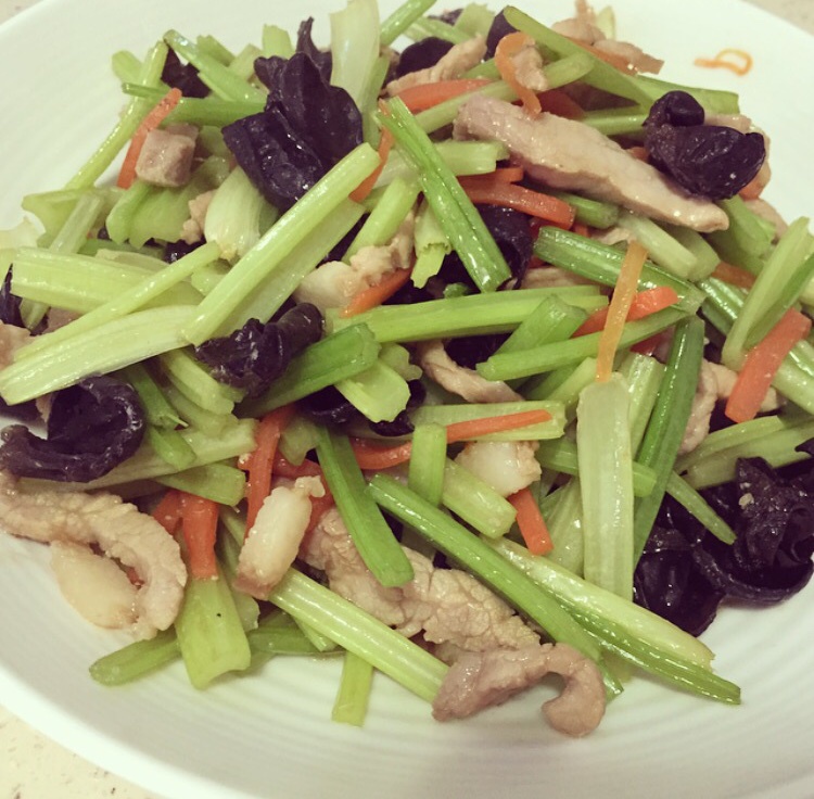 芹菜木耳炒肉丝
