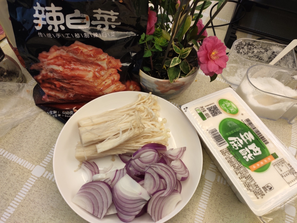 韩国泡菜豆腐汤，人均只要1块钱，5分钟懒人快手菜的做法 步骤1