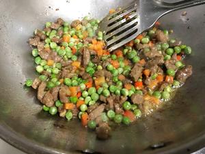 豌豆炒牛肉丁的做法 步骤9