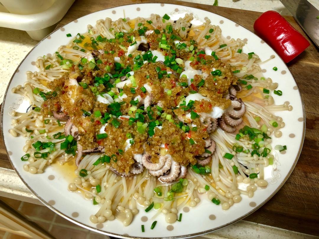 蒜蓉蒸墨鱼仔金针菇