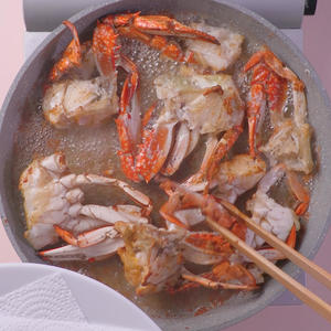 超鲜葱姜蒜炒蟹的做法 步骤3