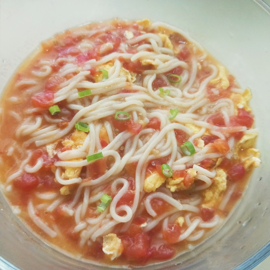 (营养快手早餐)西红柿鸡蛋汤面「一人食」汤汁浓郁，味道鲜美