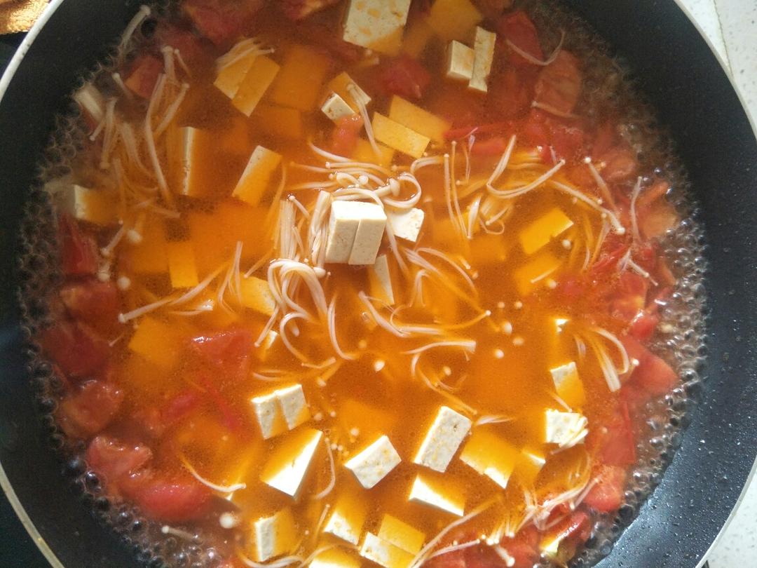 西红柿金针菇豆腐汤