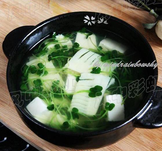 萝卜苗笋片豆腐汤的做法