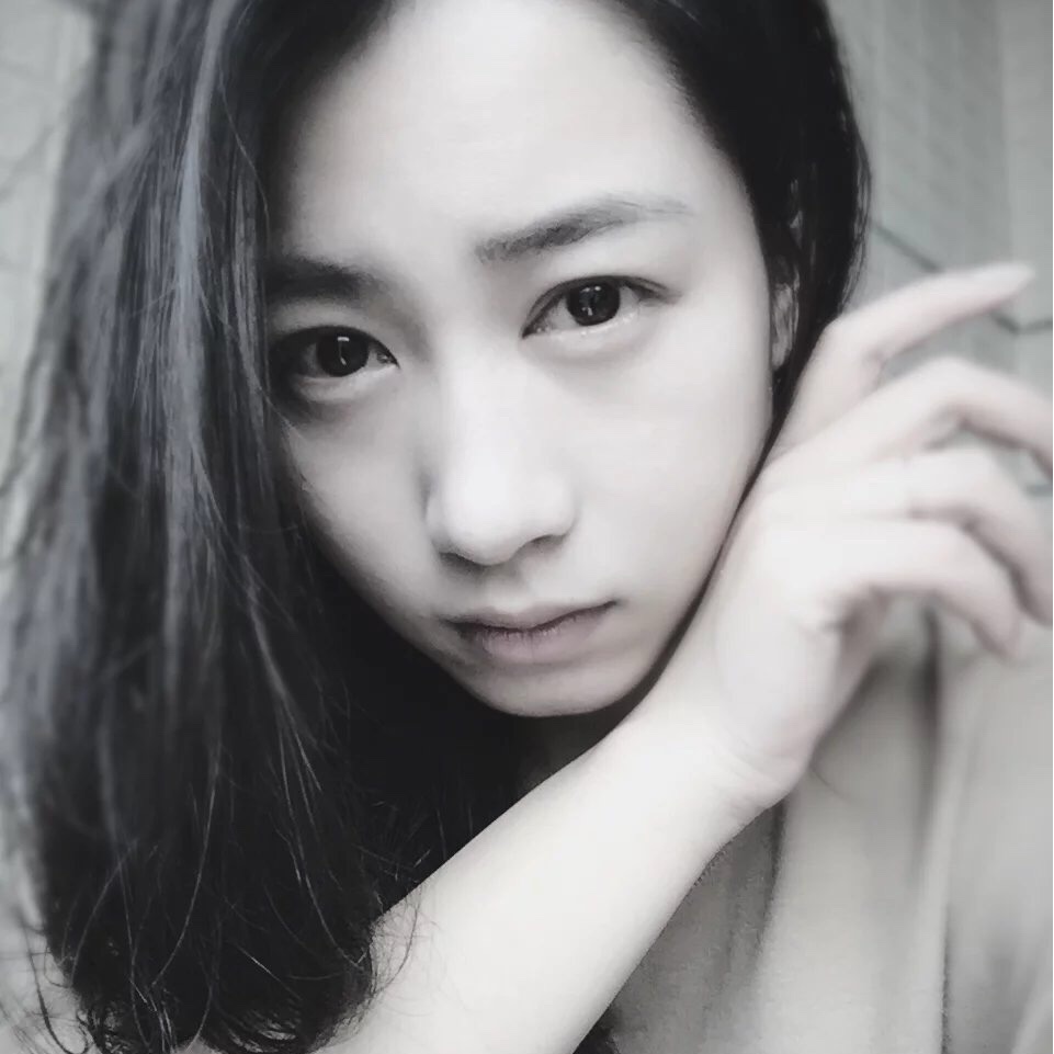 她小她