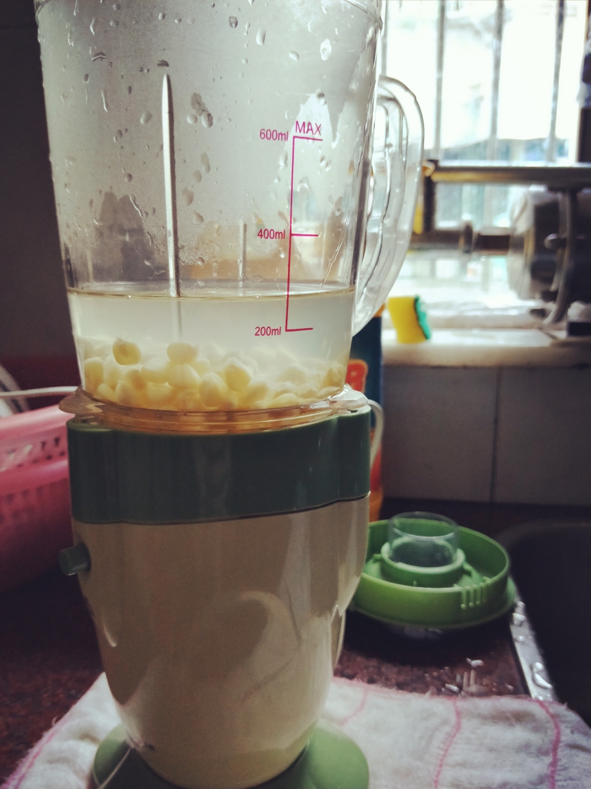 玉米汁和玉米渣饼的做法 步骤2