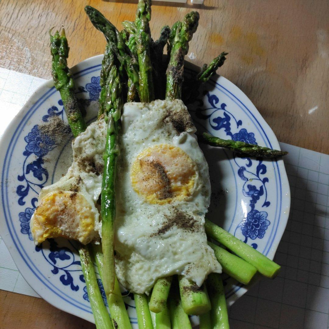 72道STAUB料理之十九【素烧绿芦笋佐太阳蛋】