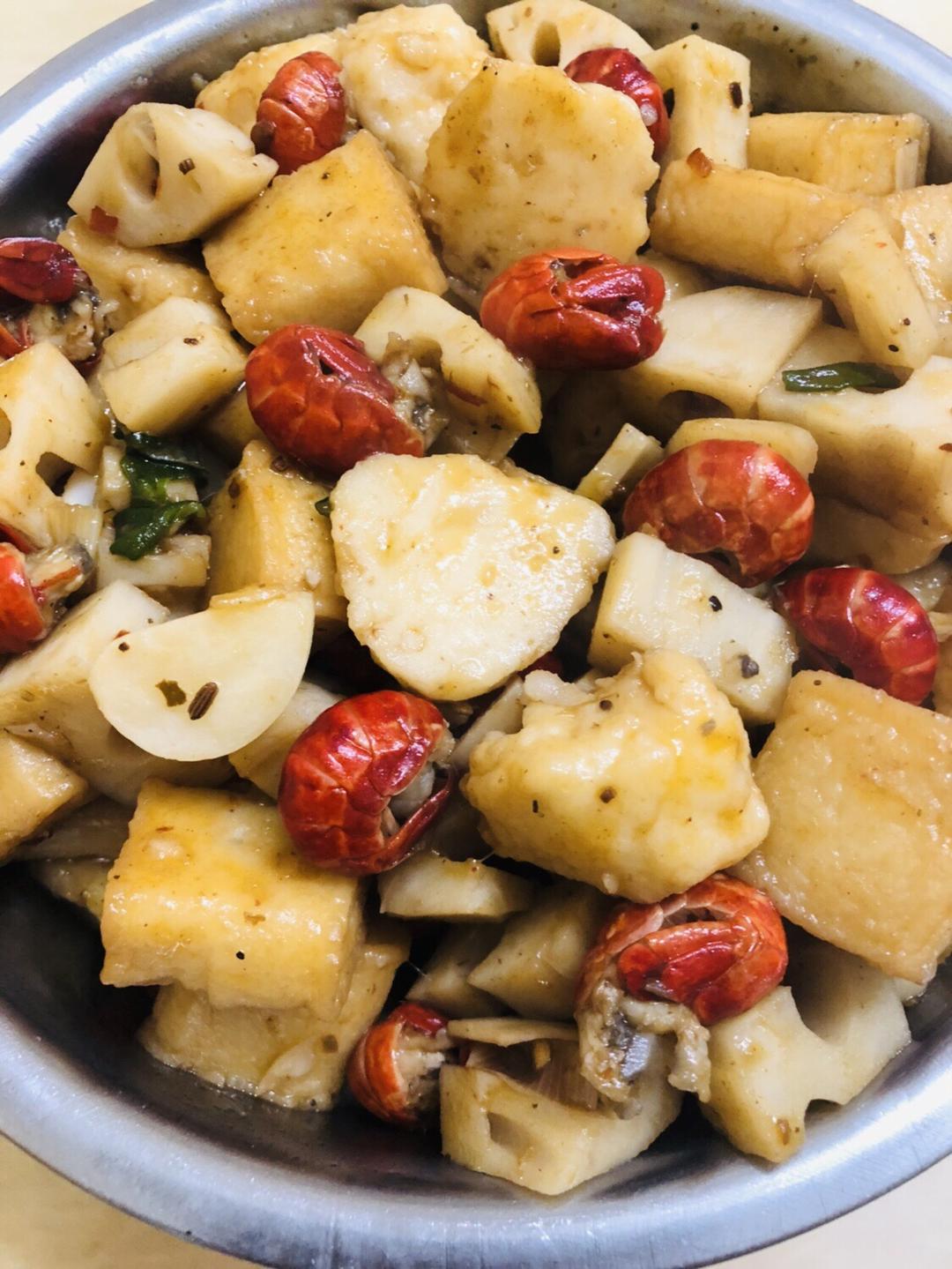 辣炒小龙虾鱼豆腐墨鱼丸的做法