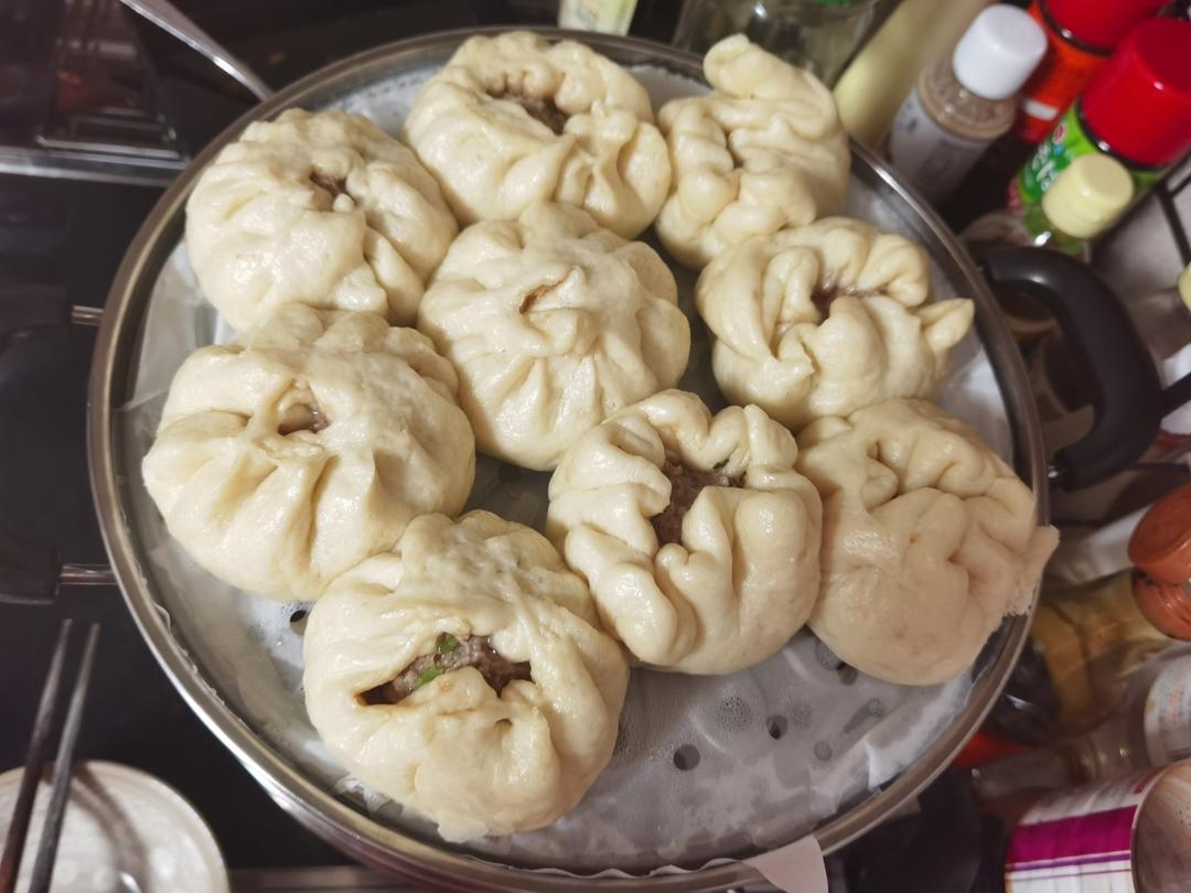松软多汁的肉包子