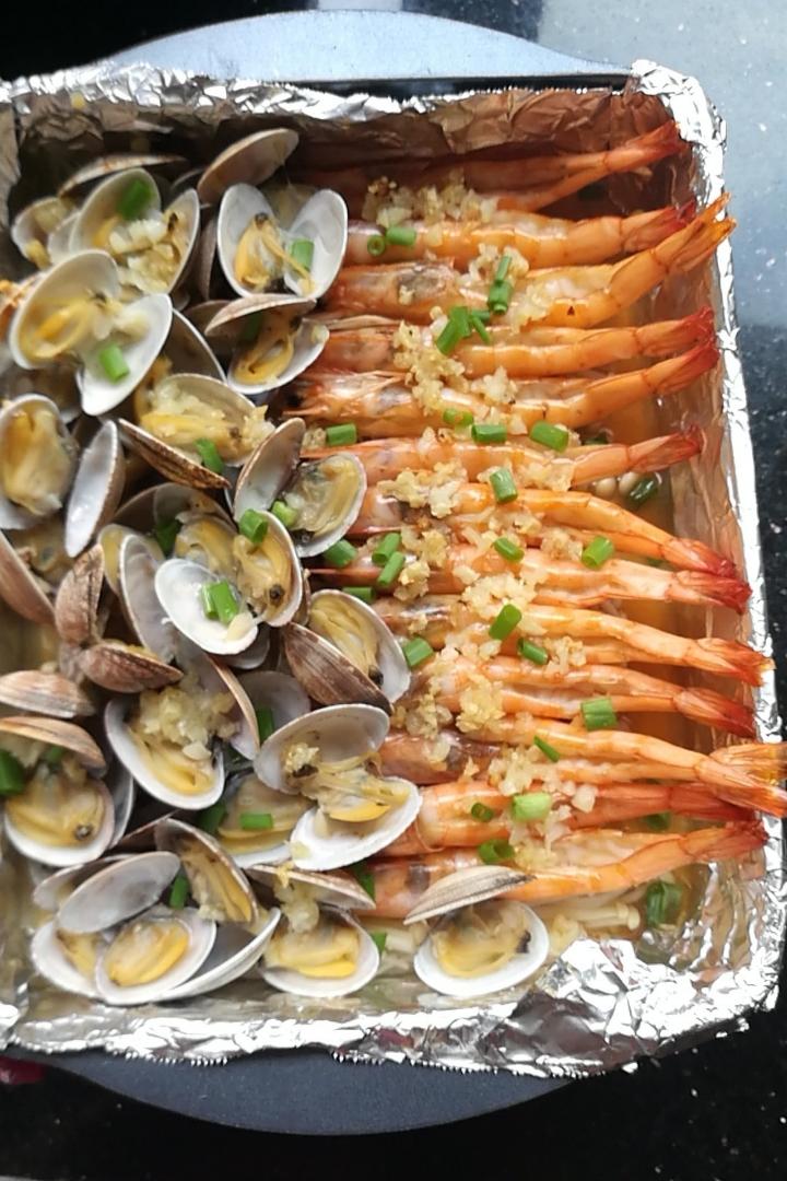 蒜蓉金针菇烤花蛤虾