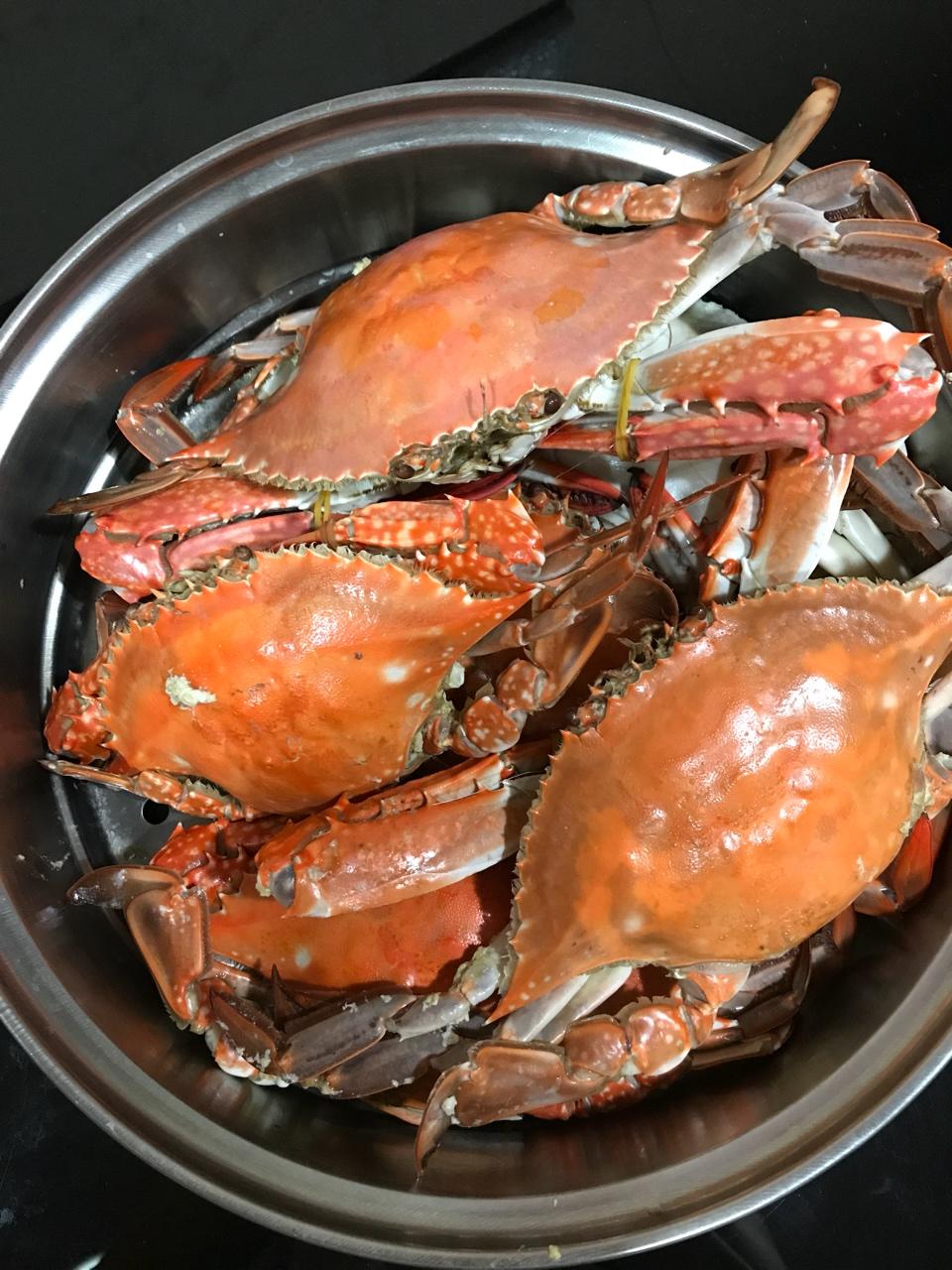 短头发黑指甲做的蒸螃蟹