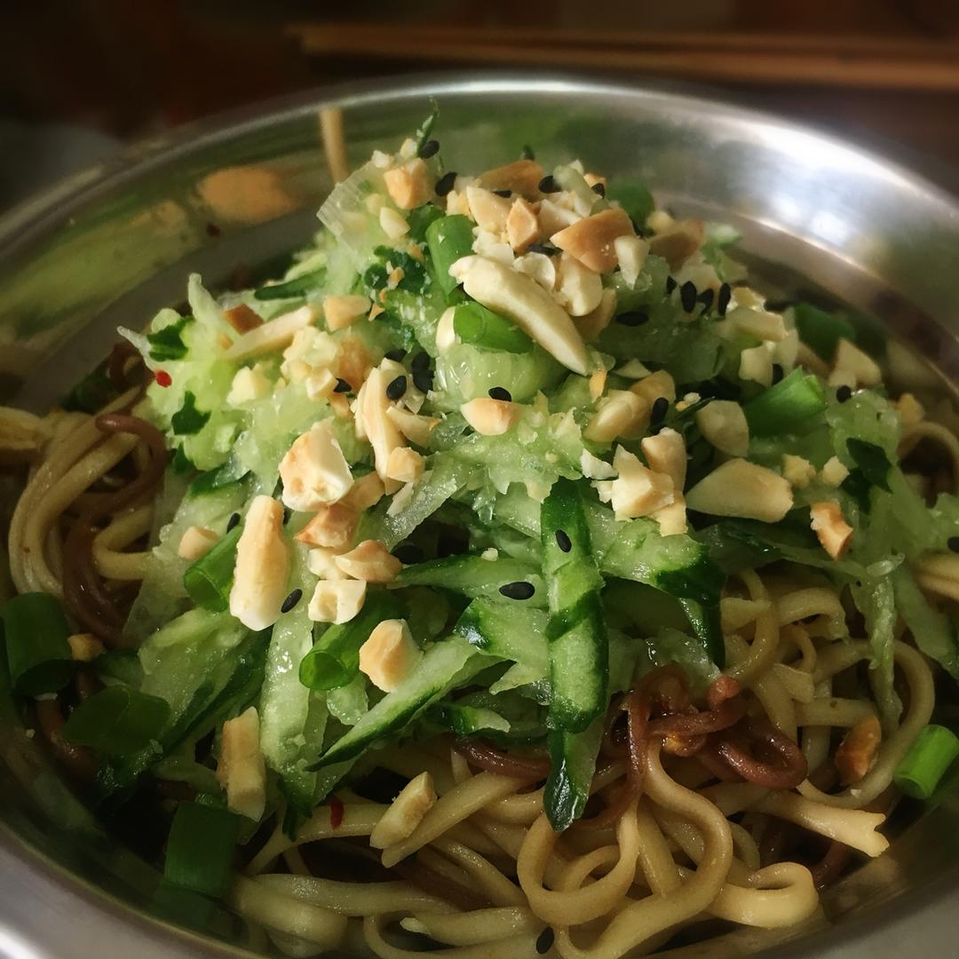黄瓜芝香凉拌面丨健康·三餐