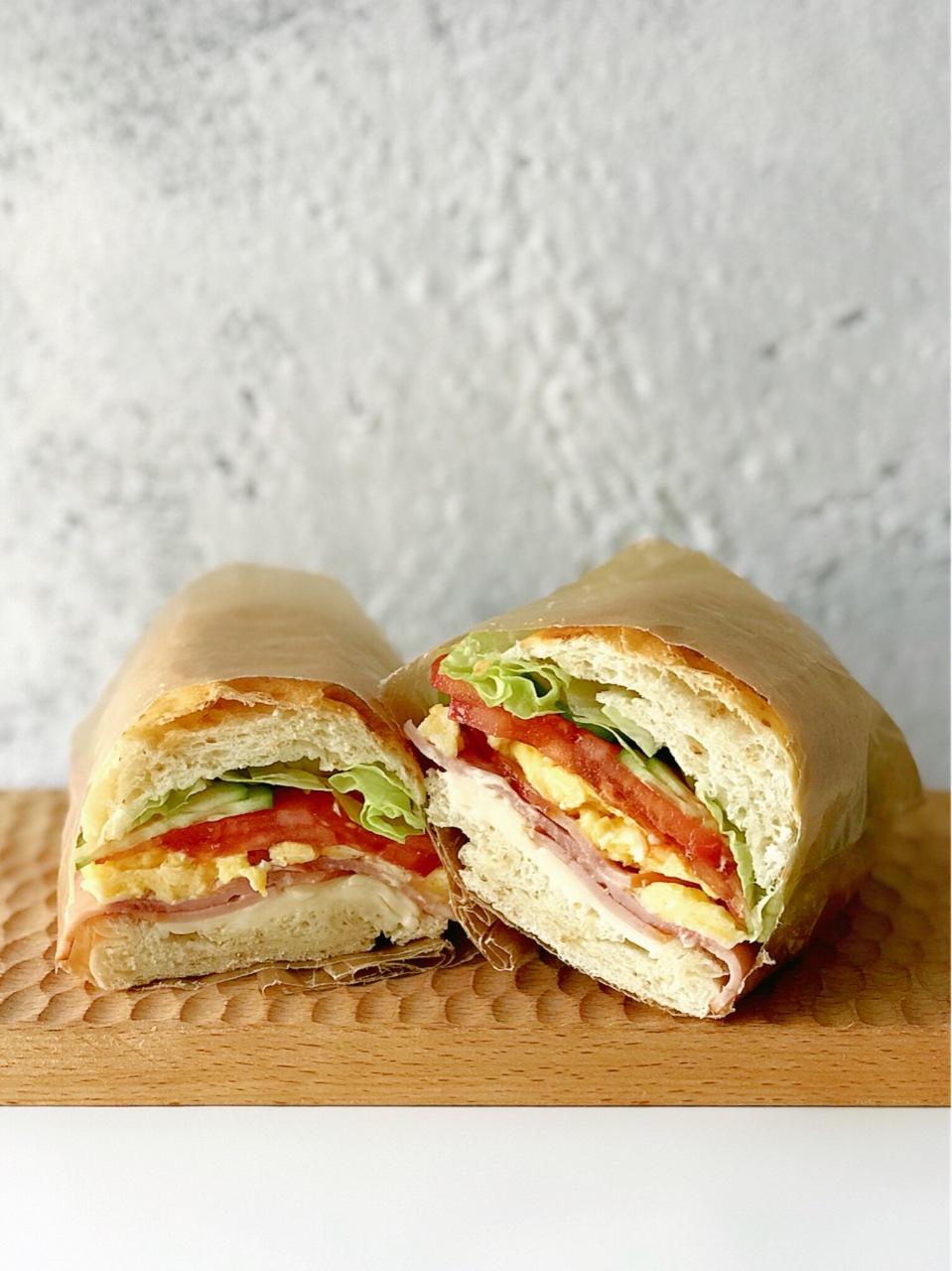 白色樱桃做的培根鸡蛋芝士帕尼尼