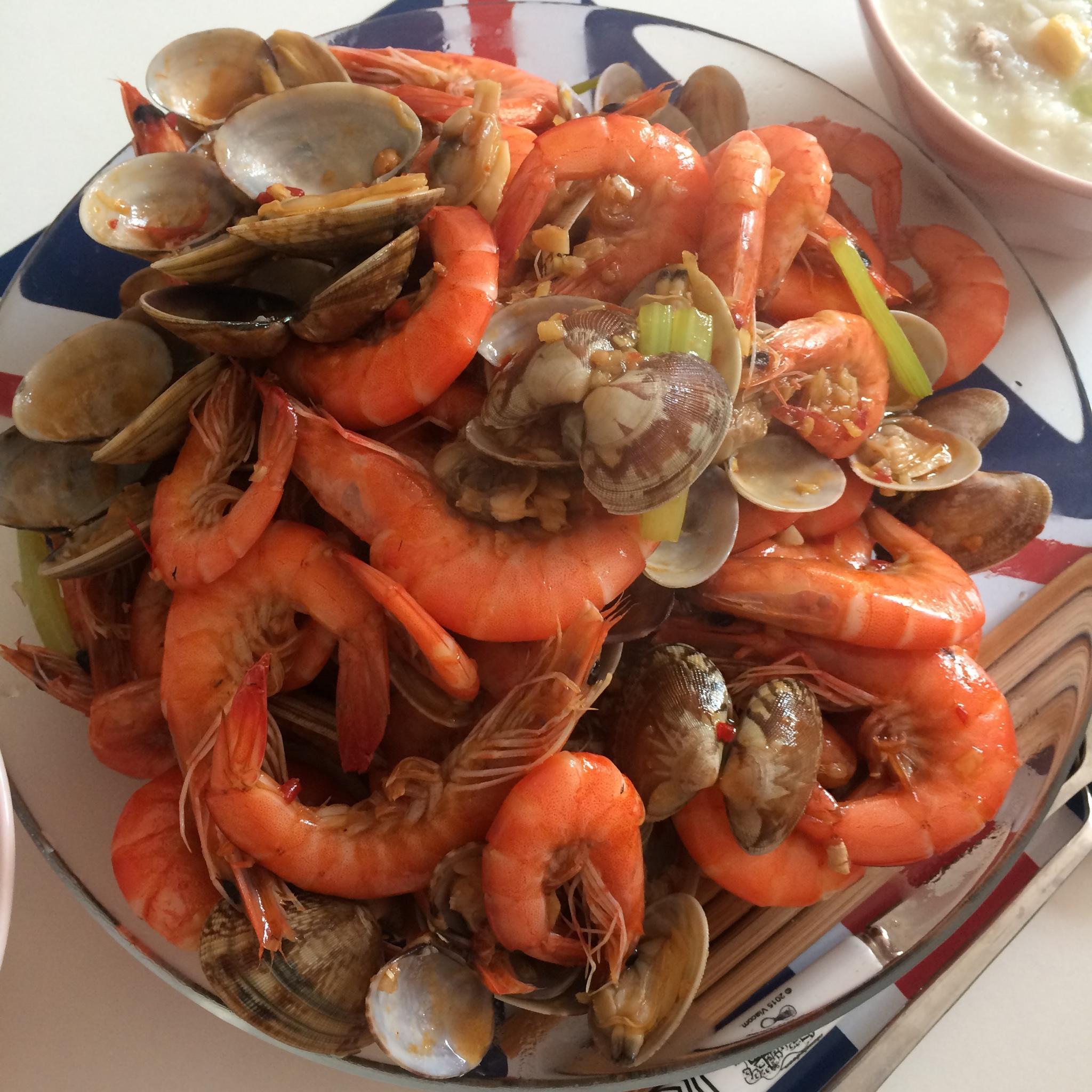 蒜蓉蛤蜊大虾的做法