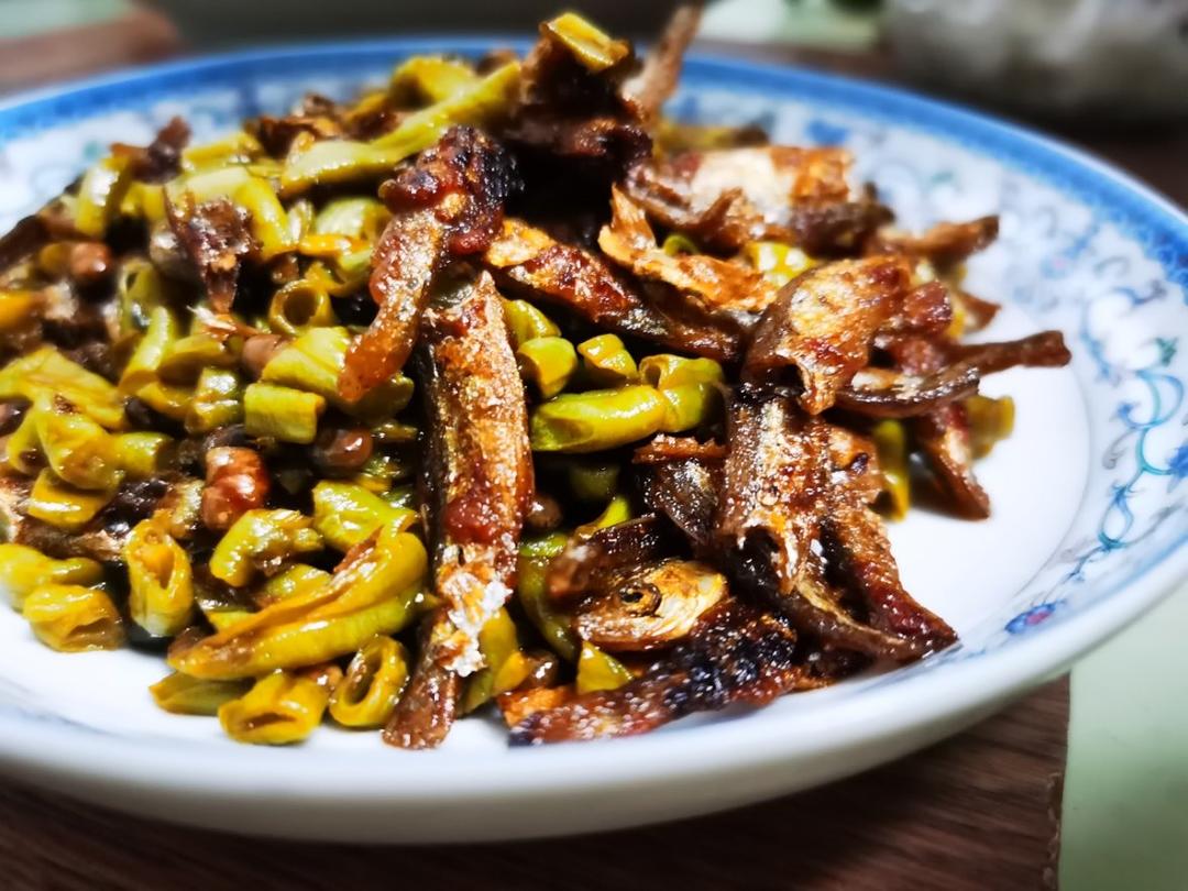蜗蜗牛wowoniu做的酸豆角炒干鱼仔