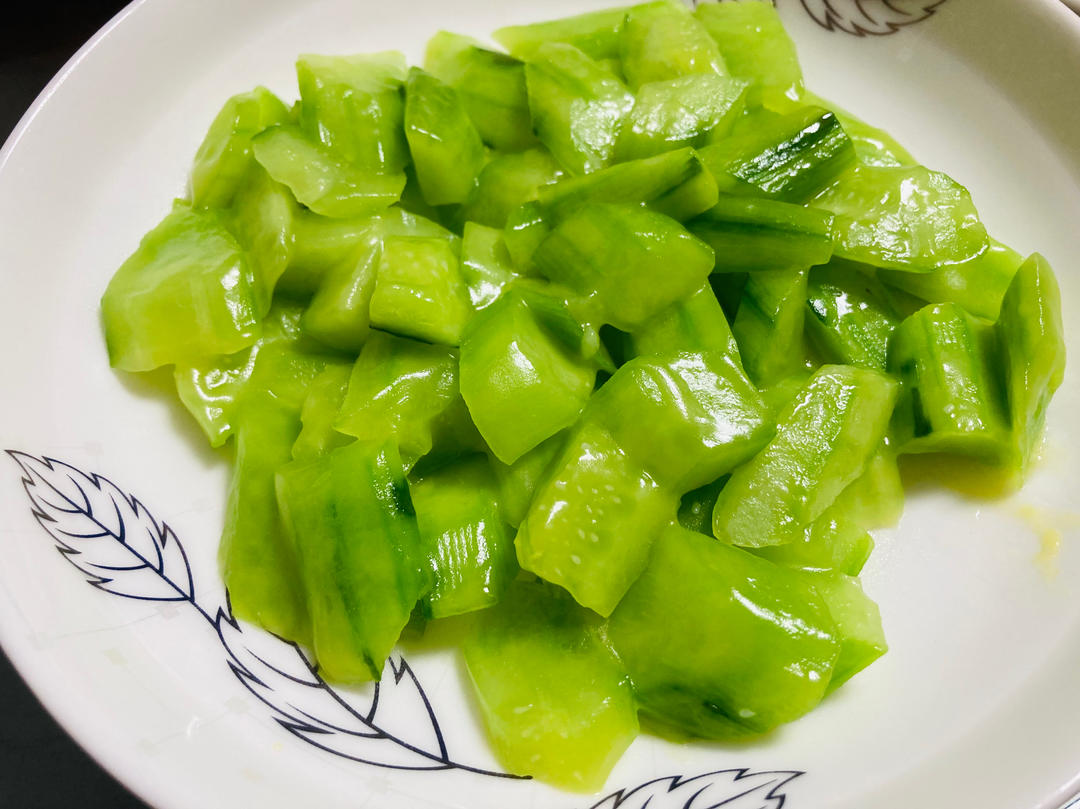 厨师长教你：“清炒青瓜”的蒜香家常做法，年菜餐桌解腻必备