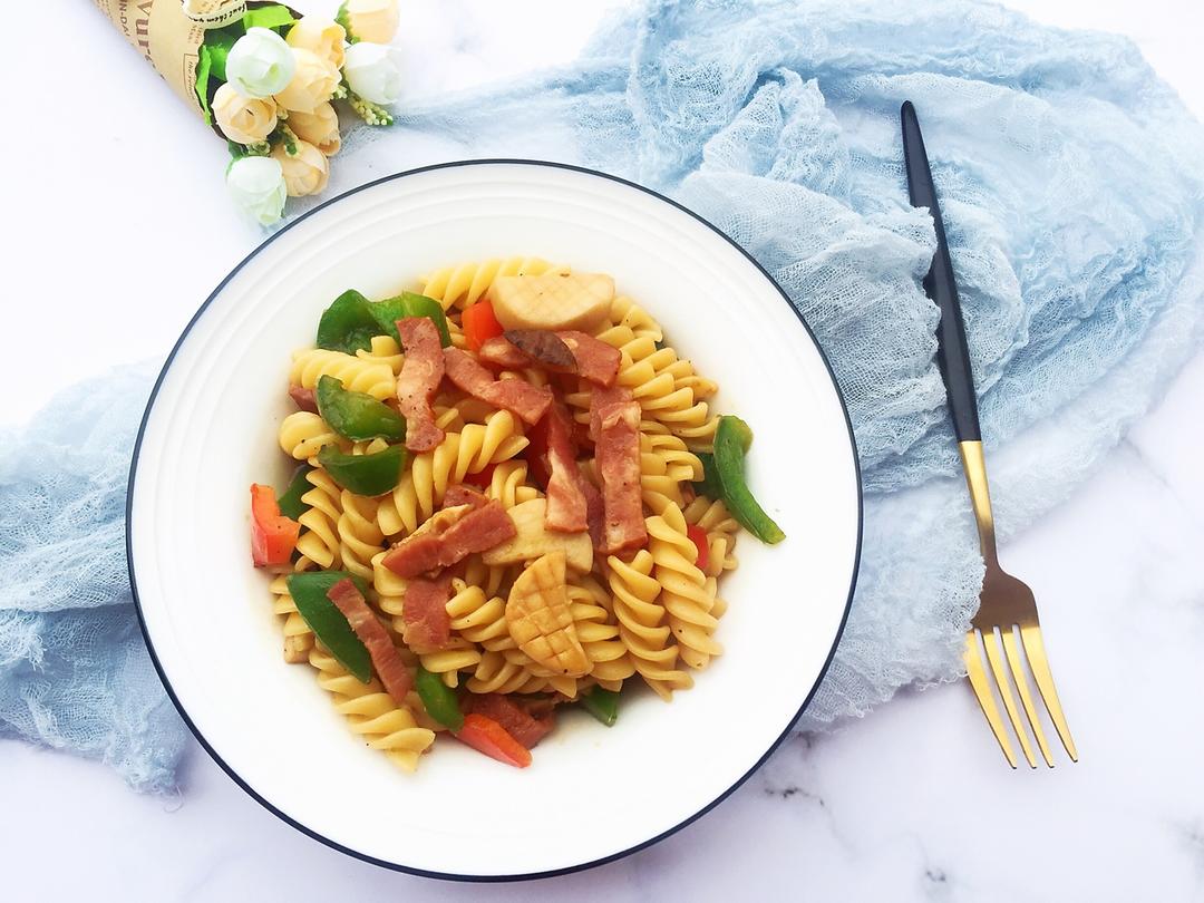 快手咖喱培根时蔬炒意面