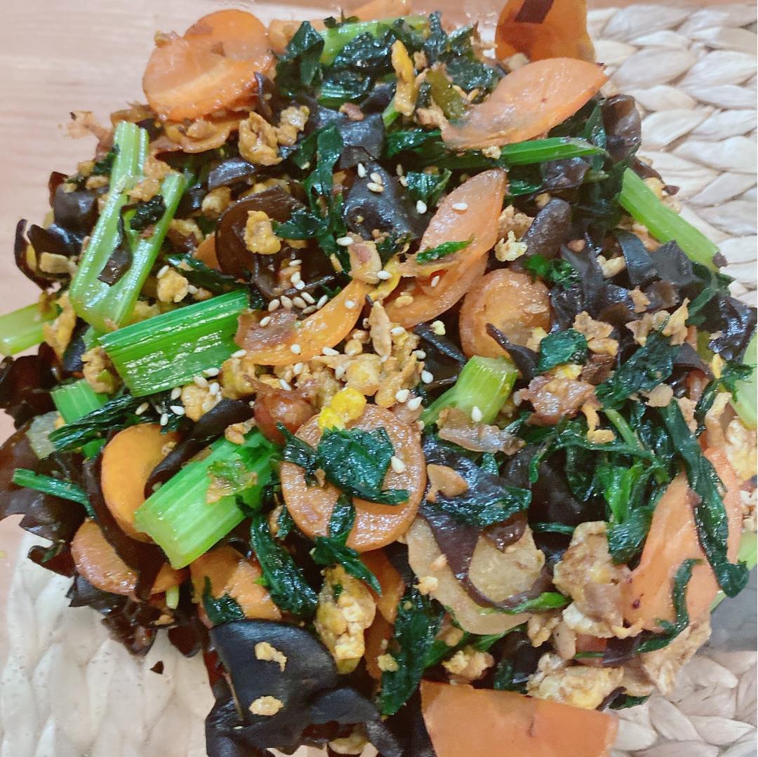 芹菜木耳炒鸡蛋