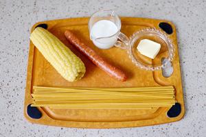 玉米香肠奶油意面的做法 步骤1