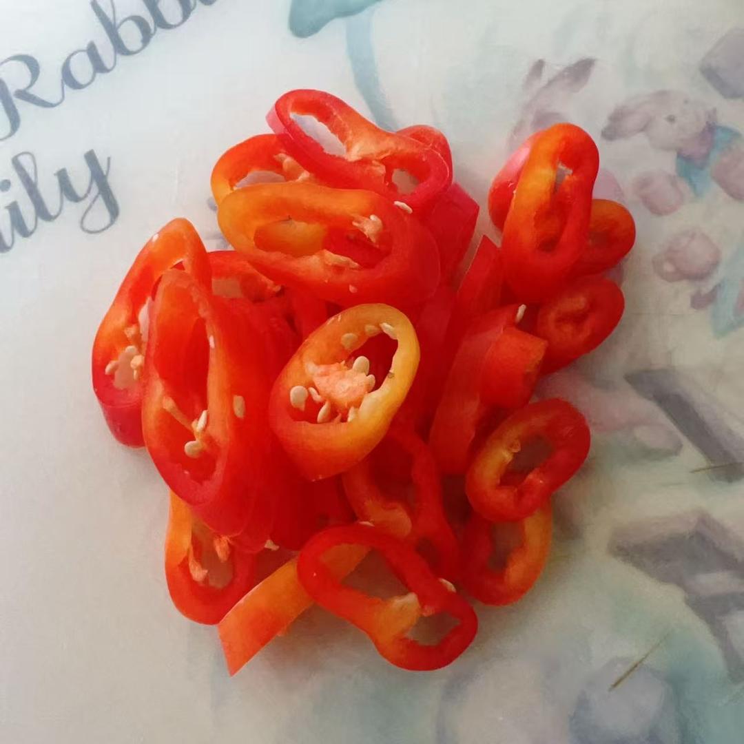 荷塘三宝小炒肉的做法 步骤3