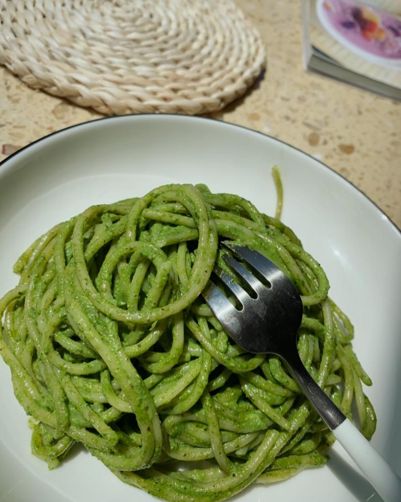 吃货陈小卷做的打耳光都不放的绿色意大利面(青酱意面)----菠菜罗勒