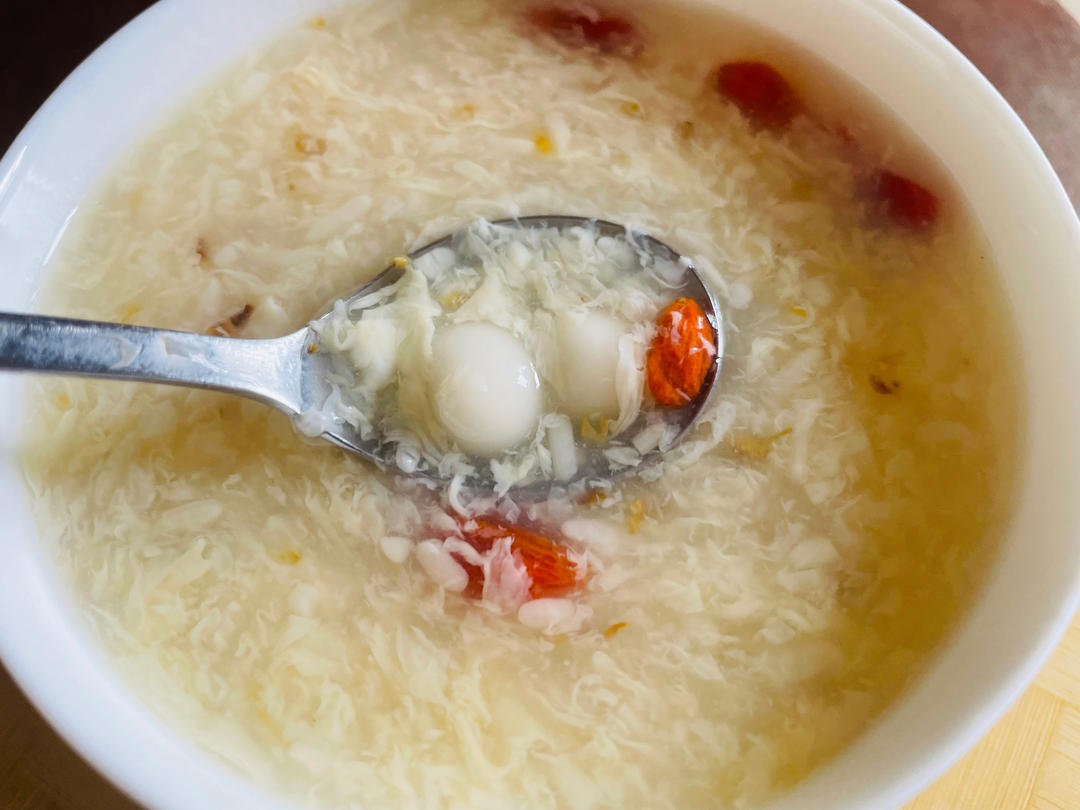 一个鸡蛋一碗米酒半包汤圆，一锅米酒蛋花汤