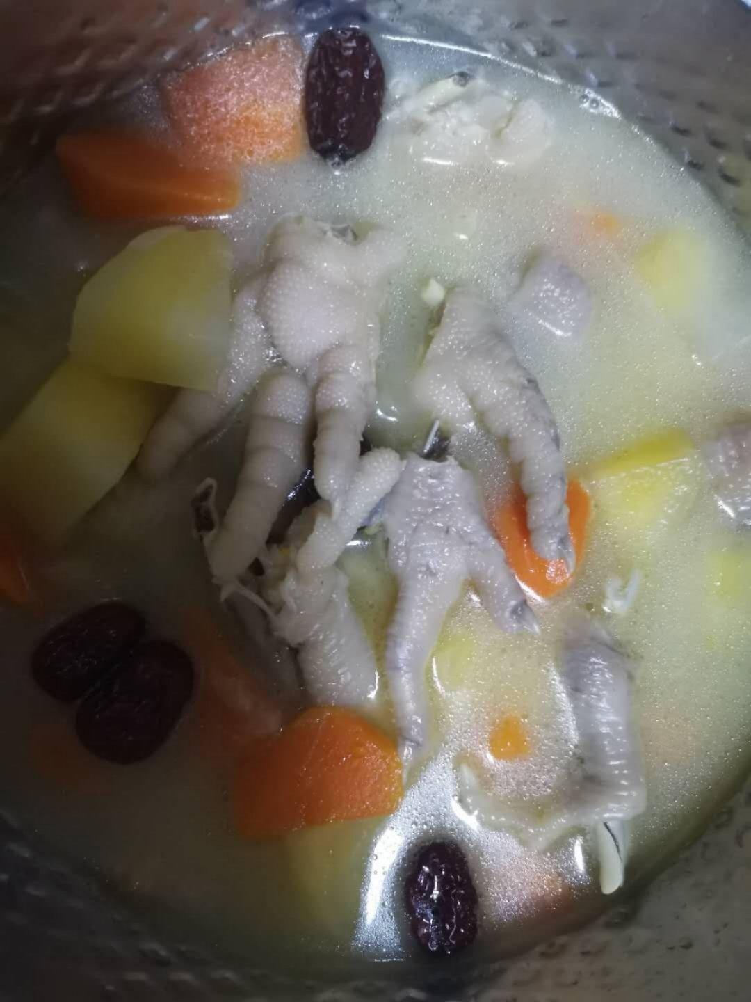 宝宝辅食之雪莲果鸡爪汤