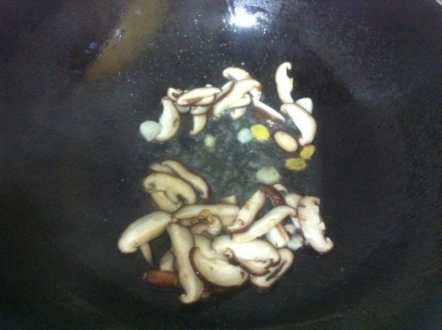 香菇烩大白菜的做法 步骤2