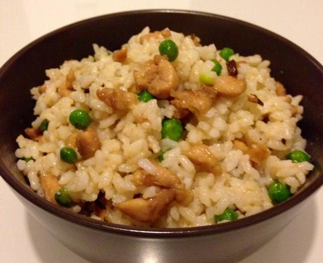 香菇鸡腿肉丁豌豆炒饭