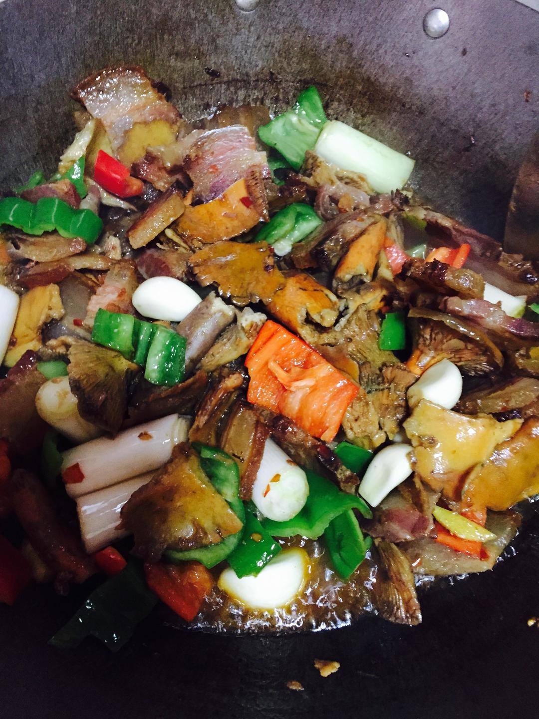 丛树菌烧腊肉的做法 步骤3